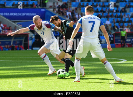 Moskau, Russland. 16 Juni, 2018. Lionel Messi (C) der Argentinien Mias mit Aron Gunnarsson (L) von Island während einer Gruppe D Match zwischen Argentinien und Island bei der FIFA Fußball-Weltmeisterschaft 2018 in Moskau, Russland, 16. Juni 2018. Credit: Du Yu/Xinhua/Alamy leben Nachrichten Stockfoto