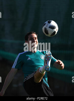 16 Juni 2018, Russland, Watutinki, Fußball, FIFA WM 2018, Training der Deutschen Fußball-Nationalmannschaft: Deutsche Spieler Sebastian Rudy während einer Trainingseinheit. Foto: Ina Faßbender/dpa Stockfoto