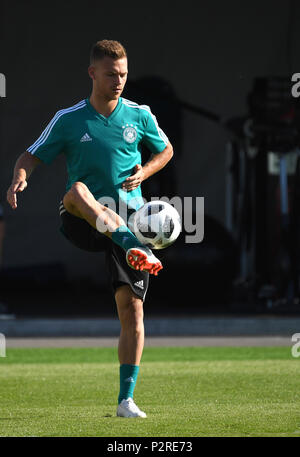 16 Juni 2018, Russland, Watutinki, Fußball, FIFA WM 2018, Training der Deutschen Fußball-Nationalmannschaft: Deutsche Spieler Joshua Kimmich während einer Trainingseinheit. Foto: Ina Faßbender/dpa Stockfoto