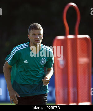 16 Juni 2018, Russland, Watutinki, Fußball, FIFA WM 2018, Training der Deutschen Fußball-Nationalmannschaft: Deutsche Spieler Thomas Mueller während des Trainings. Foto: Ina Faßbender/dpa Stockfoto