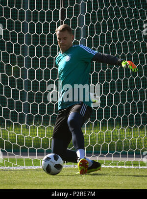 16 Juni 2018, Russland, Watutinki, Fußball, FIFA WM 2018, Training der Deutschen Fußball-Nationalmannschaft: Deutsche Torwart Manuel Neuer d) während der Trainingseinheit. Foto: Ina Faßbender/dpa Stockfoto