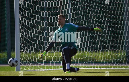 16 Juni 2018, Russland, Watutinki, Fußball, FIFA WM 2018, Training der Deutschen Fußball-Nationalmannschaft: Deutsche Torwart Manuel Neuer während des Trainings. Foto: Ina Faßbender/dpa Stockfoto