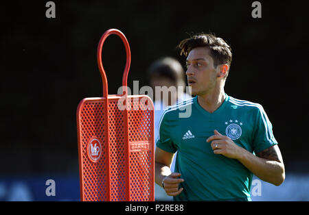 16 Juni 2018, Russland, Watutinki, Fußball, FIFA WM 2018, Training der Deutschen Fußball-Nationalmannschaft: Deutsche Spieler Mesut Özil während des Trainings. Foto: Ina Faßbender/dpa Stockfoto