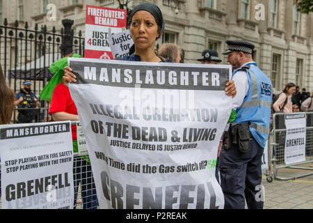 London, Großbritannien. 16. Juni 2018. Eine Frau hält einen Plakate außerhalb der Downing Street während Solidarität März Unterstützung für Grenfell brand Opfer und Familien zu zeigen. Credit: Thabo Jaiyesimi/Alamy leben Nachrichten Stockfoto