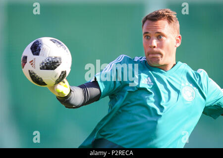 16 Juni 2018, Russland, Watutinki, Fußball, FIFA WM 2018, Training der Deutschen Fußball-Nationalmannschaft: Deutsche Torwart Manuel Neuer während des Trainings. Foto: Ina Faßbender/dpa Stockfoto