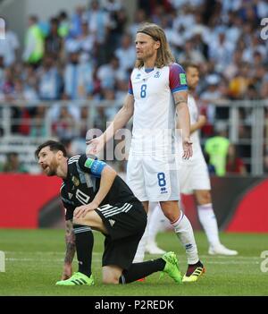 Moskau, Russland. 16. Juni 2018. firo: 16.06.2018, Moskau, Fuvuball, Fußball, Nationalmannschaft, Wm 2018 in Russland, Ruvuland, 2018 World Cup in Russland, Ruvuland, Wm 2018 Russland, Russland, M07, Argentinien - Island, 1:1, Birkir Bjarnason und Lionel Messi | Verwendung der weltweiten Kredit: dpa/Alamy leben Nachrichten Stockfoto