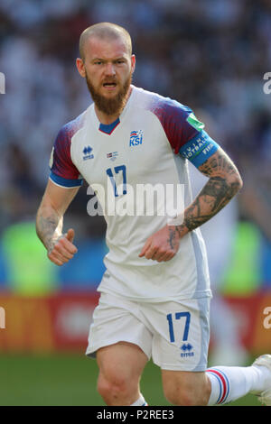 Aron Gunnarsson ISLAND ARGENTINIEN V ISLAND, 2018 FIFA WORLD CUP Russland vom 16. Juni 2018 GBC 8141 Argentinien v Island 2018 FIFA WM Stadion Spartak Moskau Russland STRENG REDAKTIONELLE VERWENDUNG NUR. Wenn der Spieler/Spieler in diesem Bild dargestellt ist/Spielen für einen englischen Club oder das England National Team. Dann ist dieses Bild darf nur für redaktionelle Zwecke verwendet werden. Keine kommerzielle Nutzung. Folgende Verwendungen sind auch dann eingeschränkt, wenn in einem redaktionellen Kontext: Verwendung in Verbindung mit oder als Teil eines nicht autorisierten Audio-, Video-, Daten-, Spielpläne, Verein/liga Logos, Wetten, Spiele oder Stockfoto