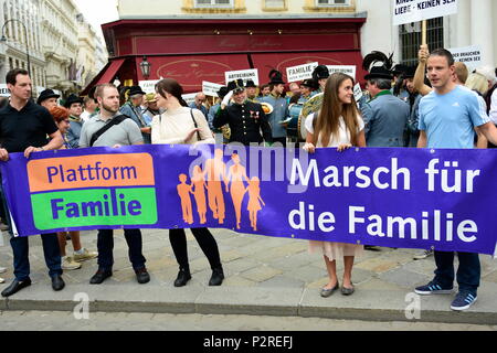 Wien, Österreich. 16. Juni 2018. Demonstration gegen die Regenbogen Parade. Der Marsch für die Familie nahm bereits zum siebten Mal statt. Demonstration gegen die Gleichstellung der Wahnsinn, frühe Sexualisierung, rainbow Psychoterror und andere Verirrungen des linken Politik. Quelle: Franz Perc/Alamy leben Nachrichten Stockfoto