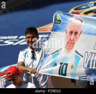 Moskau, Russland. 16. Juni 2018. firo: 16.06.2018, Moskau, Fußball, Fußball, Nationalmannschaft, Wm 2018 in Russland, Russland, World Cup 2018 in Russland, Russland, Wm 2018 Russland, Russland, M07, Argentinien - Island, 1:1, Argentinien, Papst Lüfter mit der Nummer 10, MESSI | Verwendung der weltweiten Kredit: dpa/Alamy leben Nachrichten Stockfoto