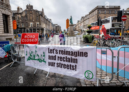 Edinburgh, Schottland. 16. Juni 2018. Freunde der Erde Schottland Mitglieder am Parkplatz Übernahme auf der George Street, Edinburgh. Organisiert mit dem Edinburgh Festival von Radfahren, Mitglieder der öffentlichkeit wurden eingeladen, Parkplätze auf der George Street, Edinburgh zurückgewinnen, den urbanen Raum zu feiern und eine Vision für eine Zukunft jenseits des privaten Auto malen. Credit: Andy Catlin/Alamy leben Nachrichten Stockfoto