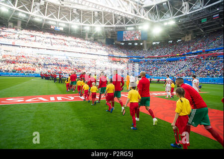 Einlauf der Mannschaften in das Stadion, Line up, Marokko (MAR) - Iran (IRN) 0:1, Vorrunde, Gruppe B, Spiel 4, am 15.06.2018 in St. Petersburg; Fußball-WM 2018 in Russland vom 14.06. - 15.07.2018. | Verwendung weltweit Stockfoto