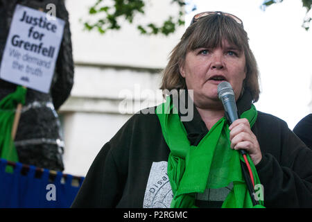 London, Großbritannien. 16 Juni, 2018. Paula Peters von behinderten Menschen gegen Sozialabbau (DPAC) Adressen der Gerechtigkeit für Grenfell Solidarität Rallye außerhalb der Downing Street zwei Tage nach dem ersten Jahrestag der Grenfell Turm Brand, bei dem 72 Menschen starben und mehr als 70 wurden verletzt. Credit: Mark Kerrison/Alamy leben Nachrichten Stockfoto