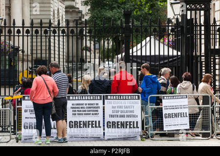 London, Großbritannien. 16 Juni, 2018. Plakate außerhalb der Downing Street während der Gerechtigkeit für Grenfell Solidarität März zwei Tage nach dem ersten Jahrestag der Grenfell Turm Brand, bei dem 72 Menschen starben und mehr als 70 wurden verletzt. Stockfoto