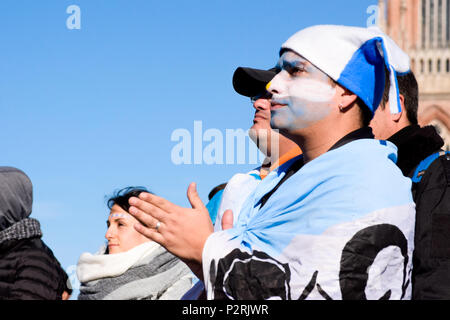 Buenos Aires, Argentinien. 16 Juni, 2018. Argentinischen Fans an der Plaza Moreno in La Plata, Buenos Aires, unterstützt Ihr Team Im ersten Match. Tausende Fußball-Fans auf dem Hauptplatz in Buenos Aires zu sehen der argentinischen Fußball-Nationalmannschaft spielen im ersten Gruppenspiel Island vs. Credit: Fernando Oduber/SOPA Images/ZUMA Draht/Alamy leben Nachrichten Stockfoto