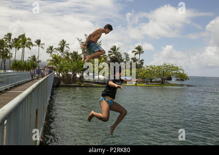 Pahoa, Hawaii, USA. 12 Juni, 2018. Kinder springen aus der kleinen Brücke zu Coconut Island während des King Kamehameha Day Feier am Montag, Juni 12, 2018, in Hilo, Hawaii führt. Foto von Le Baskow/LeftEyeImages Credit: L.E. Baskow/ZUMA Draht/Alamy leben Nachrichten Stockfoto