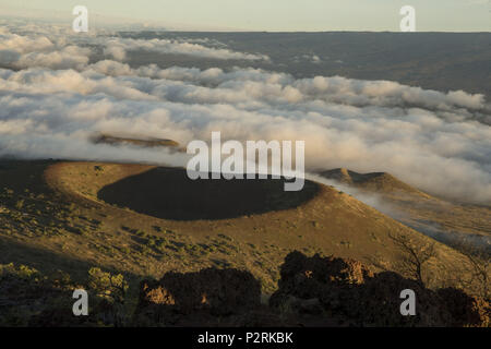 Pahoa, Hawaii, USA. 12 Juni, 2018. Mehrere der kleinen ruhenden Krater auf Mauna Kea über Sonnenuntergang mit den Wolken unter am Montag, Juni 12, 2018, auf Hawaii. Foto von Le Baskow/LeftEyeImages Credit: L.E. Baskow/ZUMA Draht/Alamy leben Nachrichten Stockfoto