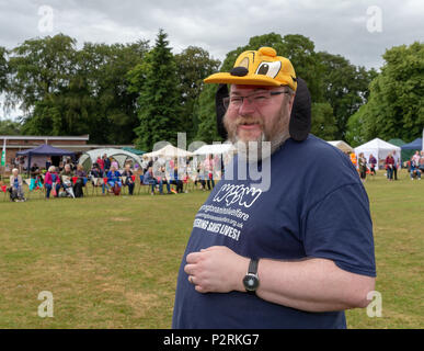 Warrington, Großbritannien, 16. Juni 2018 - Mitglied der Warrington Tierschutz Gruppe steht in der Arena nach den Feierlichkeiten der Krönung der Thelwall Rose Queen, Thelwall, in der Nähe von Warrington, Cheshire, England, UK Credit: John Hopkins/Alamy Live News Credit: John Hopkins/Alamy leben Nachrichten Stockfoto