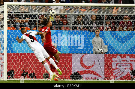 Mordovia Arena, Mordovia, Russland. 16 Juni, 2018. FIFA Fußball-WM, Gruppe C, Peru gegen Dänemark; Yussuf Yurary Poulsen Dänemark Position die Kugel vor Paolo Guerrero von Peru: Aktion plus Sport/Alamy leben Nachrichten Stockfoto