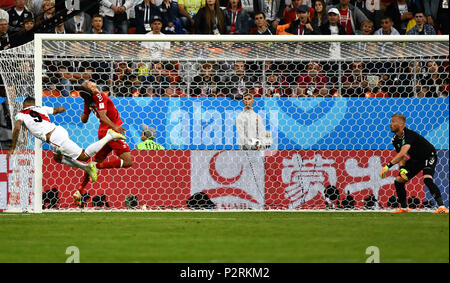 Mordovia Arena, Mordovia, Russland. 16 Juni, 2018. FIFA Fußball-WM, Gruppe C, Peru gegen Dänemark; Yussuf Yurary Poulsen Dänemark Position die Kugel vor Paolo Guerrero von Peru, während Kasper Schmeichel von Dänemark auf Kredit: Aktion plus Sport/Alamy Leben Nachrichten schaut Stockfoto