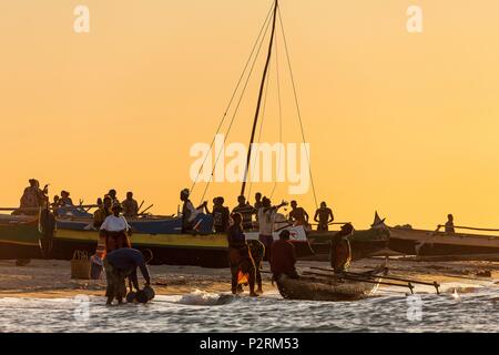 Madagaskar, Menabe region, Morondava, Fisherman's Canoe Stockfoto