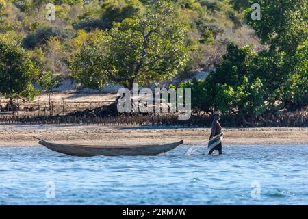 Madagaskar, Menabe region, Belo sur Mer, dem Kanal von Mosambik, Frau zieht einem fischernetz an einem Strand Stockfoto