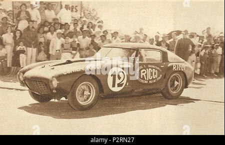 . Italiano: Immagine ottenuta pro scannerizzazione della pagina 22 del n° 46 del 5-12-1953 della Rivista 'Auto Italiana' Englisch: Ferrari 375 MM bei der Carrera Panamericana 1953, November 2010, 19 bis 23, 1953. Dies ist Chassis #0358 bin, die Fahrer waren Umberto Maglioli und Nino Cassini. Nicht Ziel rennen wegen Reifen fallen.[1]. Unbekannter Fotograf 16 Carrera 1953 Maglioli Stockfoto