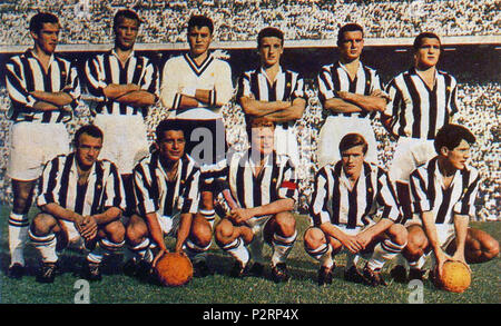 . Italiano: Mailand, Stadio San Siro, 13 settembre 1959. La formazione della Juventus scesa in Campo nella vittoriosa Finale di Coppa Italia 1958-59 Contro l'Inter (4-1); La Partita, Seppur appartenente alla stagione Sportiva 1958-59, venne disputata nel Settembre 1959 vedendo pertanto in Campo la Rosa dell'annata 1959-60. Da sinistra, in Piedi: B. Nicolè, J. Charles, C., E. Mattrel Castano, U. Colombo, F.; Emoli accosciati: S. Cervato, G., G. Boniperti Stivanello (Capitano), B. Sarti, O. Sívori. zwischen 1959 und 1960. Unbekannt 44 Juventus FC 1959-60 Stockfoto