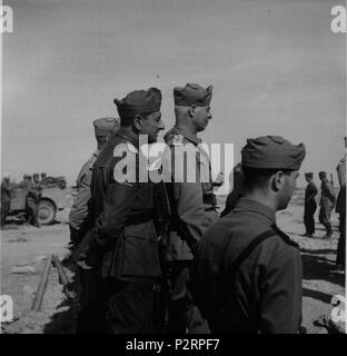 . Englisch: Italienische Offiziere die Beaufsichtigung der Kapitulation von Tobruk am 20. Juni 1942. 20. Juni 1942. Unbekannt 85 Berücksichtigung von Tobruk Stockfoto