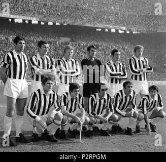 . Gruppenfoto von Juventus Turin FC im San Siro Stadion in Mailand vor Inter - Juventus 0-0, Spieltag 22 der Serie A 1969-70. Stehend von links nach rechts: Sandro Salvadore links, Ernesto Càstano (c), Helmut Haller, Roberto Anzolin, Lamberto Leonardi, Francesco Morini; geduckt: Gianfranco Leoncini, Antonello Cuccureddu, Pietro Anastasi, Luis del Sol, Giuseppe Furino. 1. März 1970. Unbekannt 44 FC Juventus - 1970 Stockfoto