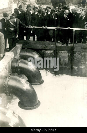 . Italiano: Navi di Nemi. 20 Ottobre 1928. Al Centro della Foto, Benito Mussolini, appoggiato alla balaustra e con il cappello di Capo, Circondato da altre Personalità, osserva l'impianto idrovoro fornito Dalla società Costruzioni Meccaniche Riva di Milano, Pro lo svuotamento del Lago di Nemi. 1928. Anonym 10 Avvio impianto idrovore Navi di Nemi - Museo scienza e Tecnologia Milano Nemi 98 Stockfoto