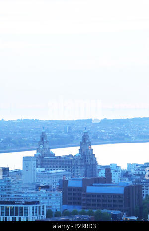 Das Royal Liver Building, einer der drei Grazien, in der Dämmerung, am Wasser in Liverpool, Merseyside, UK Stockfoto