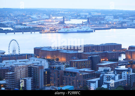 Die Albert Docks in der Dämmerung, auf Liverpools Waterfront, in Merseyside, UK Stockfoto