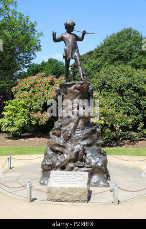 Statue von Peter Pan, ein Geschenk von George Audley, neben Sefton Park Palm House, in Liverpool Merseyside, UK Stockfoto