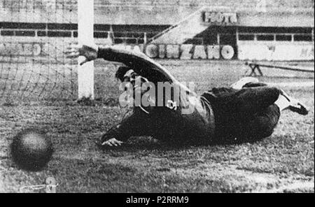 . Italiano: Turin, Stadio Comunale, 12 maggio 1959. Il portiere di Calcio inglese Nigel Sims dell'Aston Villa, nell'occasione aggregato all'Arsenal (causa infortunio del titolare dei Gunners, Jack Kelsey), in allenamento in Vista dell'successivo amichevole del 14 maggio tra la Squadra londinese e i padroni di Casa della Juventus, Fr... ultimi POI vittoriosi 3-1. 12. Mai 1959. Foto Moisio 65 Nigel Sims (Turin, 1959) Stockfoto