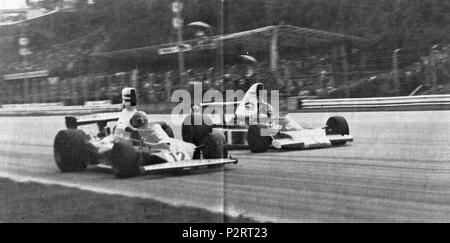 . Italiano: Monza, Autodromo Nazionale, 7 Settembre 1975. XLVI Gran Premio d'Italia. Il pilota della Scuderia Ferrari, l'austriaco Niki Lauda (n. 12, in primo piano) su Ferrari 312 T, superato viene dal Campione del Mondo in carica della McLaren, il brasiliano Emerson Fittipaldi (n. 1, secondo Piano) su Mc Laren-Ford M 23 C. "Uno dei Segreti di Niki Lauda è Il Complesso - Fittipaldi, di Cui l'austriaco non ha Mai fatto mistero di soffrire. Se n'è una avuta dimostrazione Proprio ein Monza, quando Niki nicht ha reagito Al sorpasso del brasiliano all'ingresso della Schikane, a pochi Giri dalla Abschluss Stockfoto