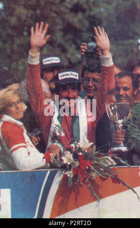 . Italiano: Monza, Autodromo Nazionale, 7 Settembre 1975. XLVI Gran Premio d'Italia. Il pilota della Scuderia Ferrari, lo svizzero Clay Regazzoni, premiato sul Podio al Termine della sua vittoriosa Corsa. "Nel giorno del Trionfo di Regazzoni, sul Podio di Monza cinque Anni dopo La sua Vittoria del 1970, Niki Lauda si è assicurato Quel titolo che ormai Ära praticamente già suo [...].". 7. September 1975. Unbekannt 2 1975 GP Italien - Der Gewinner Clay Regazzoni auf dem Podium Stockfoto