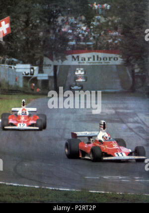 . Italiano: Monza, Autodromo Nazionale, 7 Settembre 1975. XLVI Gran Premio d'Italia. Ich piloti della Scuderia Ferrari, lo svizzero Clay Regazzoni (n. 11.) e l'austriaco Niki Lauda (n. 12), ein Bordo delle loro Ferrari 312 T. "Dopo pochi Giri si Profilatoren il predominio delle vetture Rosse. All'Entrata della Variante Mirabello, Regazzoni e Lauda sono già nettamente Staccati da Reutemann, Fittipaldi ed Hunt, rallentati anche dall'incidente in Schikane del primo Giro.". 7. September 1975. Fotocolors ATTUALFOTO 2 1975 GP Italien - Regazzoni und Lauda an der Mirabello Schikane Stockfoto