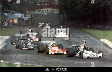 . Italiano: Monza, Autodromo Nazionale, 7 Settembre 1975. XLVI Gran Premio d'Italia. Un Gruppo di piloti all'Entrata della Variante Mirabello. "Ecco sopraggiungere Il terzo Gruppo con Carlos Pace [n. 8, su Brabham-Ford BT44, ndr], Laffite, Pryce, Jarier, Stuck, Ertl, Lunger, Merzario, Zorzi.". 7. September 1975. Fotocolors ATTUALFOTO 2 1975 GP Italien - eine Gruppe an der Mirabello Schikane Stockfoto