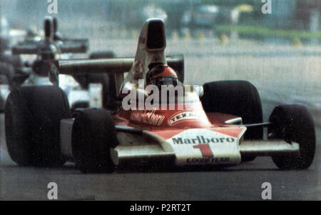 . Italiano: Monza, Autodromo Nazionale, 7 Settembre 1975. XLVI Gran Premio d'Italia. Il pilota della McLaren, il brasiliano e Campione del Mondo in carica Emerson Fittipaldi, su Mc Laren-Ford M 23 C. "Emerson ha saltato Reutemann e va a Caccia di Lauda.". 7. September 1975. Fotocolors ATTUALFOTO 2 1975 GP Italien - Emerson Fittipaldi auf Mc Laren-Ford M 23 C Stockfoto