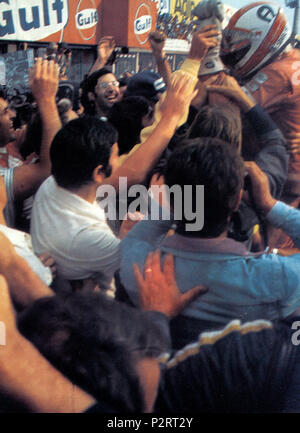 . Italiano: Monza, Autodromo Nazionale, 7 Settembre 1975. XLVI Gran Premio d'Italia. La Scuderia Ferrari e i tifosi Italiani festeggiano Il pilota svizzero Clay Regazzoni (in Alto a destra) al Termine della sua vittoriosa Corsa. 7. September 1975. Unbekannt 2 1975 GP Italien - Ferrari's Party für den Gewinner Clay Regazzoni Stockfoto