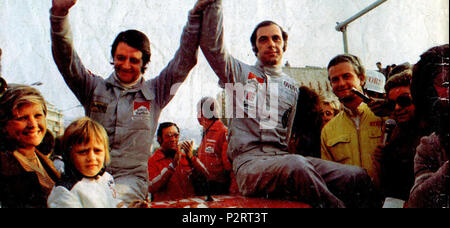 . Von links nach rechts: Co-driver Mario Mannucci und Rallyefahrer Sandro Munari, sitzen auf ihren Lancia Stratos HF (Gruppe 4) Gesponserte Marlboro, feiert ihren Sieg bei der Rallye San Remo 1974 Links. 5. Oktober 1974. Unbekannt 2 1974 Rallye San Remo Gewinner Mannucci und Munari von Lancia Marlboro Stockfoto