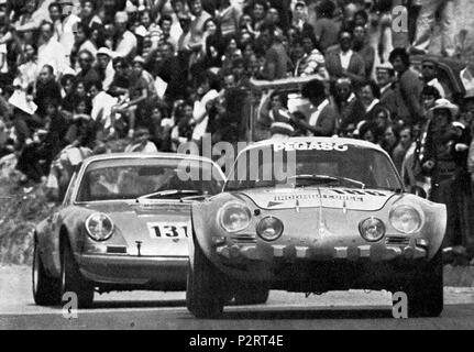 . Provinz Palermo (Sizilien, Italien), 'Piccolo Madonie "road", 13. Mai 1973. Italienische Rennfahrer Giuseppe Spatafora auf einer Alpine-Renault A110 1.3 (GT 1.3) der Scuderia Pegaso, gefördert Indomar Corse/Pegaso, steht vor einem Porsche während der 1973 Targa Florio. 13. Mai 1973. Unbekannt 37 Giuseppe Spatafora - Alpine A110 (1973 Targa Florio) Stockfoto