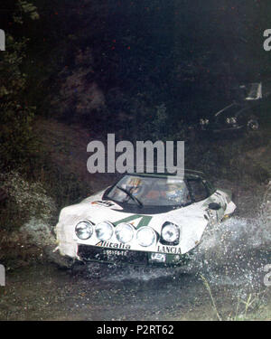 . Norditalien, Mai 31 - Juni 1, 1975. Italienische rally Fahrer Sandro Munari und sein Beifahrer Mario Mannucci auf ihre Lancia Stratos HF (Gruppe 4) Alitalia, die siegreichen Auto gefördert, auch wenn sie beschädigt, in der 1975 Rallye 4 Regionen. Zwischen dem 31. Mai 1975 und 1. Juni 1975. Unbekannt 79 Sandro Munari - Lancia Stratos HF Alitalia (1975 Rallye 4 Regionen) Stockfoto