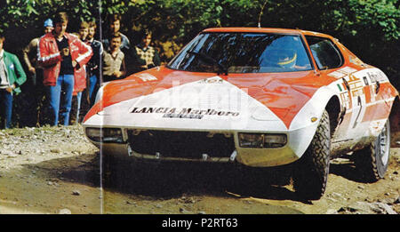 . Italienische rally Fahrer Sandro Munari und sein Beifahrer Mario Mannucci auf einem Lancia Stratos HF (Gruppe 4) Gesponserte Marlboro am 1974 Rallye San Remo. Zwischen dem 2. Oktober 1974 und 5. Oktober 1974. Carl Imber 58 Munari und Mannucci der Lancia Stratos HF Marlboro (1974 Rallye San Remo) Stockfoto