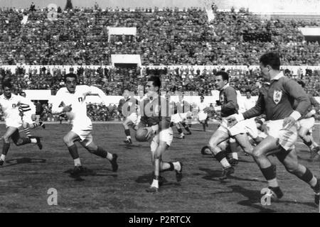 . 1954 Rugby Union European Cup Finale zwischen Italien und Frankreich im Stadion der 100 000 (jetzt) Stadio Olimpico in Rom. Frankreich gewann das Match 39-12. In diesem Bild der Franzose Roger Martine hält den Ball unterstützt durch seine teammmates Maurice Prat et Gérard Murillo. Italienische Paolo Rosi (links) e Pietro Stivano Versuch, auf dem französischen Angriff zu blockieren. 24. April 1954. Unbekannt 1 1500 x 1000 Italia - Francia Rugby 1954 Stockfoto