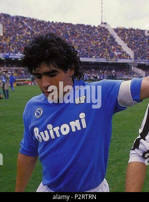 . Englisch: Neapel, San Paolo Stadions. Diego Maradona und Michel Platini nach einem SSC Napoli v. FC Juventus in der Serie A Saison 1986-87. Italiano: Napoli, Stadio San Paolo, 29 Marzo 1987. L'azzurro Diego Armando Maradona (a sinistra) e il bianconero Michel Platini (a destra) lasciano Il Campo in Occasione della sfida tra Napoli e Juventus (2-1) valevole per la 24 ª giornata del Campionato Italiano di Serie A 1986-87. 29. März 1987. Unbekannt 2 1986-87 Serie A-SSC Neapel gegen Juventus FC - Diego Maradona & Amp; Michel Platini (7/8) Stockfoto