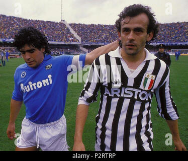 . Englisch: Neapel, San Paolo Stadions. Diego Maradona und Michel Platini nach einem SSC Napoli v. FC Juventus in der Serie A Saison 1986-87. Italiano: Napoli, Stadio San Paolo, 29 Marzo 1987. L'azzurro Diego Armando Maradona (a sinistra) e il bianconero Michel Platini (a destra) lasciano Il Campo in Occasione della sfida tra Napoli e Juventus (2-1) valevole per la 24 ª giornata del Campionato Italiano di Serie A 1986-87. 29. März 1987. Unbekannt 2 1986-87 Serie A-SSC Neapel gegen Juventus FC - Diego Maradona & Amp; Michel Platini Stockfoto