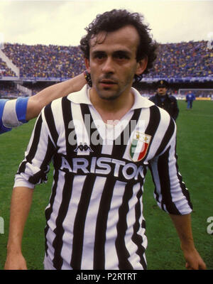 . Englisch: Neapel, San Paolo Stadions. Michel Platini nach einem SSC Napoli v. FC Juventus in der Serie A Saison 1986-87. Italiano: Napoli, Stadio San Paolo, 29 Marzo 1987. Il bianconero Michel Platini lascia Il Campo in Occasione della sfida tra Napoli e Juventus (2-1) valevole per la 24 ª giornata del Campionato Italiano di Serie A 1986-87. 29. März 1987. Foto von Unbekannten beschnitten durch Shvann 2 1986-87 Serie A-SSC Neapel gegen Juventus FC-Michel Platini Stockfoto