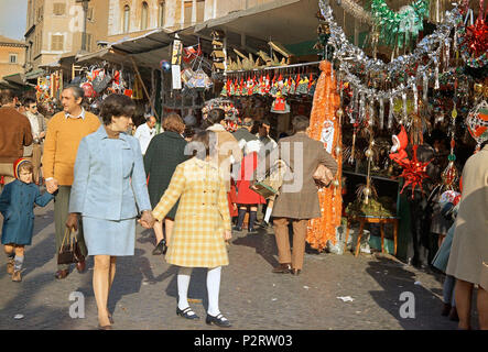 . Italiano: Roma, 22 Dicembre 1968. Ich mercatini Di Natale in der Piazza Navona. 22. Dezember 1968. AP Photo/Giuseppe Anastasi 2 1968 Piazza Navona der Weihnachtsmarkt in Rom Stockfoto