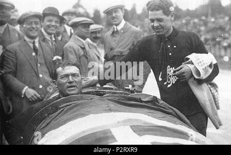 . Englisch: Antonio Ascari (1888 - 1925) hat die 1925 belgische Grand Prix auf Motorsport-rennstrecke für Alfa Corse (die Factory Team) gewann in einem Alfa Romeo P2 (28. Juni 1925). Seinem Mechaniker und Co - Treiber Giulio Ramponi (1902-86) an der Seite. Ascari starb einen Monat später an der Französischen GP. 28. Juni 1925. Unbekannter Fotograf 9 Ascari-Ramponi - BelgianGP-1925 Stockfoto